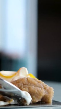 Türk tatlıları. Arap mutfağı. Baklava, fındık, pismaniye yakın plan. Ortadoğu milli şekerleri, tatlı atıştırmalıkları. Yüksek kalite 4k görüntü