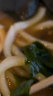 Wakame yosunları ve fasulye filizlerinden miso çorbası yapıyorum. Yüksek kalite 4k görüntü