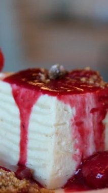 Ev yapımı çilekli kurabiye fincanı, taze çilek ve yakın çekimde krema yemek. Çilekli beyaz pasta kaşıkla yenir.