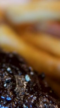 Patates kızartması ve biftek. Beyaz tabak salata, et ve patates.