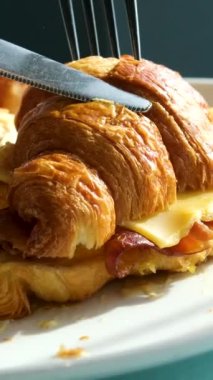  Jamon jambonlu kruvasan, Somon, Modern Cafe 'de, Sağlıklı Kahvaltının Üst Manzarası' nda. İngiliz kahvaltısı: kızarmış yumurta, sandviç üzerine pastırmalı tost. Pastırmalı ve peynirli kruvasan.