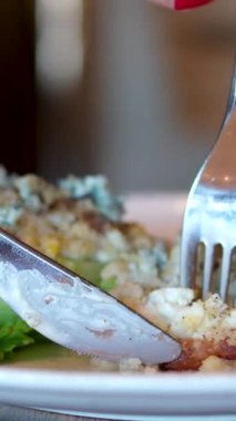 Yunan salatasını çatalla kaseden çıkarırken yakın çekim. Yüksek kalite 4k görüntü