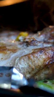 Fırında pişirme tepsisinde pişirilmiş domuz budu. Lezzetli bir restoran ya da şenlikli bir öğle ya da akşam yemeği için ev yapımı yemek. Yağlı, yüksek kalorili erkek yemeği. Fırında pişirilmiş et. Fırında domuz eti pişir.