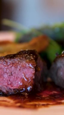 Beyaz kremalı sosun içine patates kızartması döküyorum. Mayonez soslu patates kızartması ye. Hızlı ve abur cubur konsepti. Yüksek kalite 4k görüntü