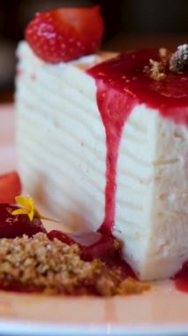 Yakın plan taze çilekli nefis Napolyon keki. Yüksek kalite 4k görüntü