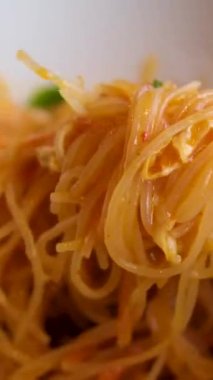 Kızarmış eriştenin yemek çubuklarıyla karıştırıldığı bir video. Kore eriştesi çubukları.