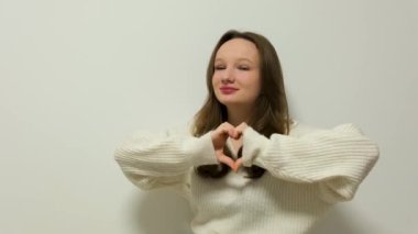 Ellerinizle bir kalp yapın. Güzel, neşeli bir kadın. Sağlığınızla ve hastalarınızın sağlığıyla ilgilenen. Yüksek kalite 4 bin. Yüksek kalite