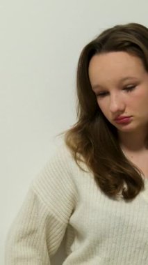 Üzgün, depresyonda ve evde telefonlu bir kadın ayrılık mesajı, mesaj ve tebligat okuyor. Sosyal medya, iletişim için akıllı telefondan ruh sağlığı, yatak odası ve duygusal kişi 
