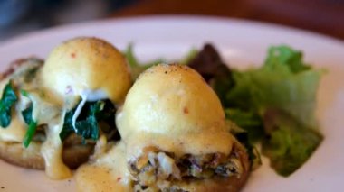 Sağlıklı kahvaltı. Lokantada haşlanmış yumurtalı tost. Hollandaise soslu nefis yumurtalı Benedict. Benedict yumurtaları. Yüksek kalite 4k görüntü