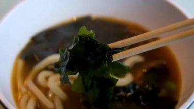 Miso çorbası, miso macunu ve dashi, yosun çorbası ve bonito pullarından yapılan bir Japon çorbasıdır. Miso macunu Dashi 'de eritildi. Yüksek kalite 4k görüntü