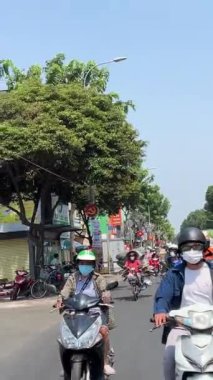 Motosikletçiler iş için çiçek almaya gider. Yerel halk çiçek satın alır. Ay 'ın yeni yılında Ho Chi Minh City, Vietnam' da 11.2024