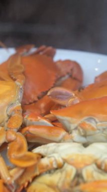 Limon dilimleri ve taze otlarla süslenmiş yengeç yemeği kasede servis edilir. Bu popüler yemek, Vietnam mutfağında zengin ve lezzetli lezzetleriyle bilinen bir ana yemektir. Yüksek kalite