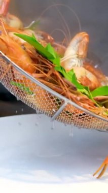 Yengeç ocağın üstünde pişiyor. Yüksek kaliteli FullHD görüntüler