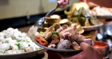 Üçgen Büfe Yemek Tabağı Aşındırma Tabağı. Tayland mor taro patates parçaları Hindistan cevizi sütü çorbasında pişirilmiş, çay tabağının ortasında beyaz bir kasede servis ediliyor.
