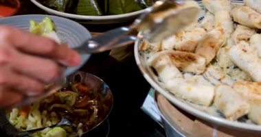 Şalgam keki, susamlı köfte ve karidesli börek gibi arkadaşlarla ve aileyle paylaşılan küçük çayla servis edilen geleneksel Çin yemeği. Bir tabakta yuvarlanan böreklerin yakın çekimi