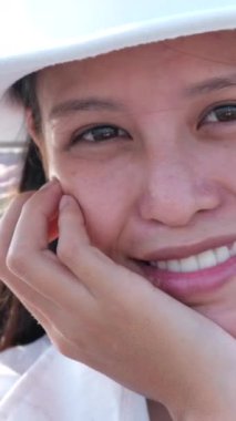 Neşeli kız Tropikal Bulvar 'a yaklaşıyor. Palmiye ağaçlarının arka sokaktaki portresine bakan mutlu, rahat bayan kamerası. Kaygısız kadın güneşli bir sokakta tatilin tadını çıkarıyor. Cennet tatili kavramı