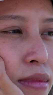 Asyalı güzellikte bir teknede doğa. Nehrin ortasında beyaz şapkalı bir kız beyaz elbiseli, yanağına yaslanmış Asyalı bir kadın