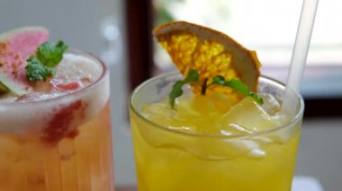 Limon, narenciye, portakal, greyfurt, nane, su ve buz ve limonata ile ferahlatıcı limonata içeceği. Ferahlatıcı limon. Hikayeler için dikey video. Yüksek kalite