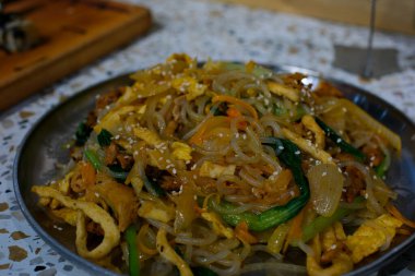 Seblak kraker, hazır erişte, sebze, yumurta ve diğer baharatlar gibi çeşitli malzemelerden yapılmış tipik bir Endonezya yemeğidir. Yüksek kalite fotoğraf