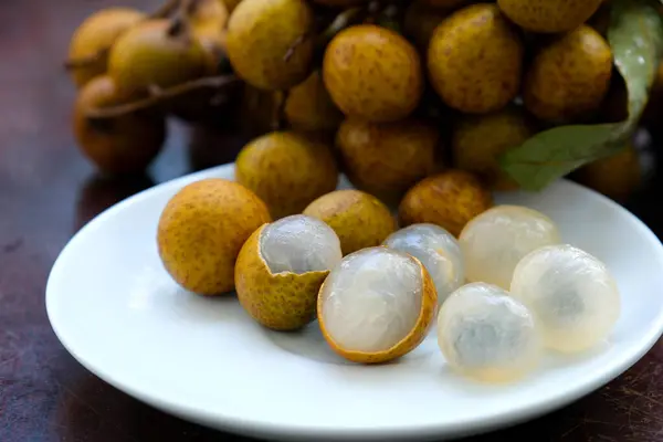 Plakadaki longan meyvesi beyaz arka planda izole edilir. Yüksek kalite fotoğraf