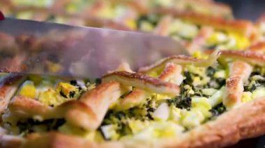 Lezzetli, sulu ve güzel ıspanaklı yumurta ve peynirli turta. Lezzetli Napoli Pizza Margherita 'nın yakın çekimi. Kesiciyle pizzayı dilimleyen biri..