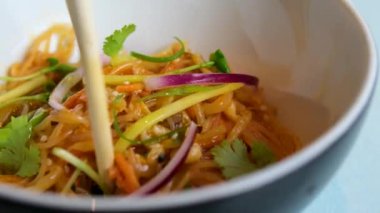 Anında Pirinç Erişte Kasesi. Çin Ramen Çorbası. Pişmiş Pirinç Anında Cam Erişte Ramyeon Kasesi. Asya yemeği pişirme. Çabuk Ramen Kurutulmuş Sebzeler. Çin yemeği. Kore Ramyeon Kasesi Cam Erişte