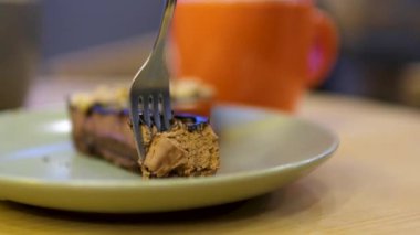 Çikolatalı bisküvi keki ye. Lezzetli Mousse Pasta Tatlısı. Bisküvili çikolatalı kek yiyorum. Lezzetli Tatlı Tatlı. Restoranda Pasta Pastası. Karamelli Pasta Şekerlemesi Ye.