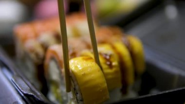 Suşi ve Japon mutfağı. Siyah arka planda beyaz sos. Yüksek kalite 4k görüntü