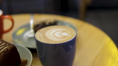 Kremalı bisküvi keki. Cafe 'deki lezzetli Bisküvi Pastası. Çikolatalı pastadan bir ısırık. Lezzetli Tatlı Tatlı. Restoranda Pasta Pastası. Yoğurtlu Bisküvi Pastası Yeme Şekerlemesi.