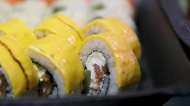 Yakın plan, beyaz kil tabakta mango suşisi. Yüksek kalite 4k görüntü