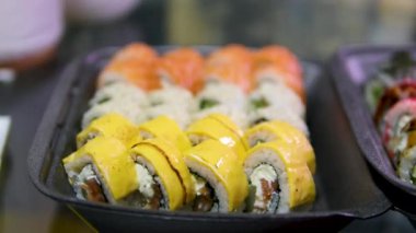 Suşi ve Japon mutfağı. Siyah arka planda beyaz sos. Yüksek kalite 4k görüntü