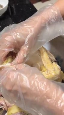 Fırın tepsisinde tavuk kızart. Bir tavuk doğra.