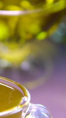 Masadaki bir kapta ayçiçeği yağı tohumu ve yağ var. Yüksek kalite 4k görüntü