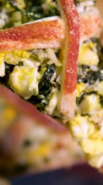 Lezzetli, sulu ve güzel ıspanaklı yumurta ve peynirli turta. Lezzetli Napoli Pizza Margherita 'nın yakın çekimi. Kesiciyle pizzayı dilimleyen biri..