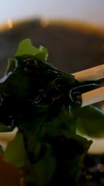 Miso çorbası, miso macunu ve dashi, yosun çorbası ve bonito pullarından yapılan bir Japon çorbasıdır. Miso macunu Dashi 'de eritildi. Yüksek kalite 4k görüntü