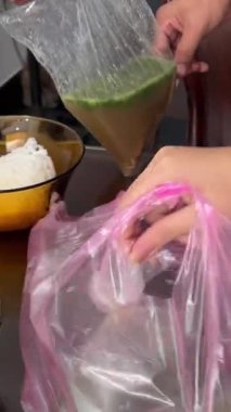 Cumartesi günü Vietnam 'da selofan bir çantada çorba teslimatı. Eve pirinçli vermicelli tabağa doldurulması emredildi. Vietnamlı Pho Bo Çorbası