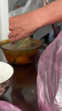 Cumartesi günü Vietnam 'da selofan bir çantada çorba teslimatı. Eve pirinçli vermicelli tabağa doldurulması emredildi. Vietnamlı Pho Bo Çorbası