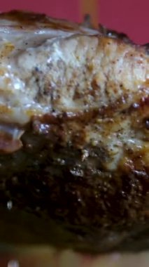 Fırında pişmiş domuz buharı geliyor. Yüksek kalite 4k görüntü