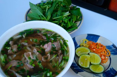 Beef, Bean Sprouts ve Basil ile Vietnam Pho 'su. Yüksek kalite fotoğraf