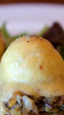 Sağlıklı kahvaltı. Lokantada haşlanmış yumurtalı tost. Hollandaise soslu nefis yumurtalı Benedict. Benedict yumurtaları. Yüksek kalite 4k görüntü