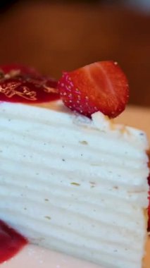 Bir dilim lezzetli süzme peynirli kek, çilekli, mavi tabağa çikolata dökülmüş. Lezzetli atıştırmalıklar, yakın yemek ve içki geçmişi. Yüksek kalite 4k görüntü