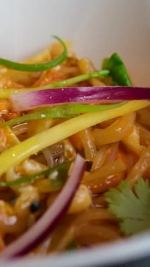 Anında Pirinç Erişte Kasesi. Çin Ramen Çorbası. Pişmiş Pirinç Anında Cam Erişte Ramyeon Kasesi. Asya yemeği pişirme. Çabuk Ramen Kurutulmuş Sebzeler. Çin yemeği. Kore Ramyeon Kasesi Cam Erişte