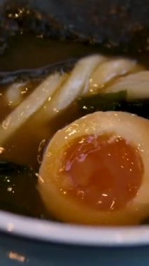 Siyah bir masada Asya yemeği. Arka planda Ramen çorbası. dikey video. Yüksek kalite 4k görüntü