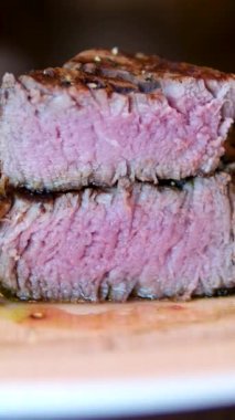 Beyaz bir tabakta mükemmel pişirilmiş bifteğin yakından görüntüsü. Shanghais 'in canlı ve lüks mutfak tekliflerini vurguluyor. Yüksek kalite 4k görüntü