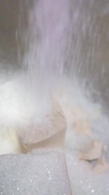 Kıdemli fırın şefinin hamur üzerine un sürerken, hamuru yoğururken, geleneksel tarifi kullanarak ekmek yaparken, siyah arka planda 4K görüntülerde izole edilmiş yakın plan çekimleri.. 
