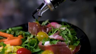 Prosciutto, fırında kabak, peynir, marul, domates ve susam tohumlu iştah açıcı salata. Prosciutto mozzarella salatası ve omlet üzerine zeytinyağı serpin.