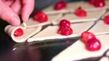 Mutfakta, yetenekli bir kadın enfes kirazlarla dolu enfes hamur işleri yaparak yemek pişirme uzmanlığını sergiliyor, gurme bir tatlı hazırlarken aşçılık yeteneklerini sergiliyor. 4k 