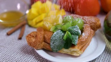 Mango üzümlü nane şekeri ve pudra şekerli kek. Yüksek kalite 4k görüntü