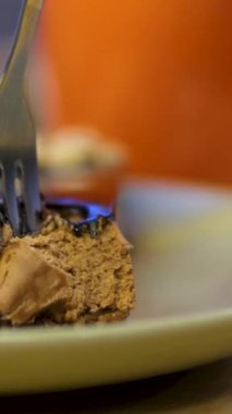 Çikolatalı bisküvi keki ye. Lezzetli Mousse Pasta Tatlısı. Bisküvili çikolatalı kek yiyorum. Lezzetli Tatlı Tatlı. Restoranda Pasta Pastası. Karamelli Pasta Şekerlemesi Ye.