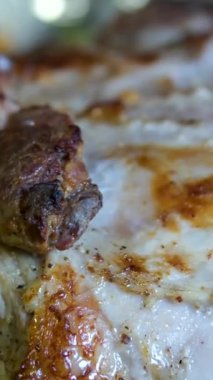 Şef taze ızgara et dilimliyor. Mutfaktaki ahşap kesme tahtasının üzerinde bıçakla. Yemekler yakınlaştırılıyor. Yüksek kalite 4k görüntü